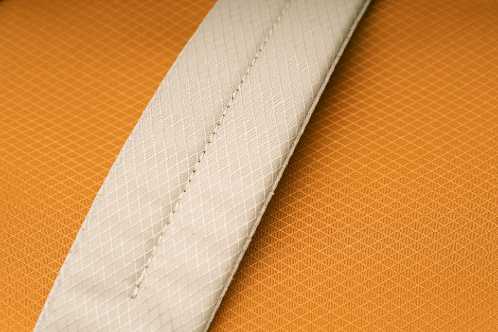 NIID NEO Nomad Sling | 見た目以上の収納力。ボトルも傘も、魔法の