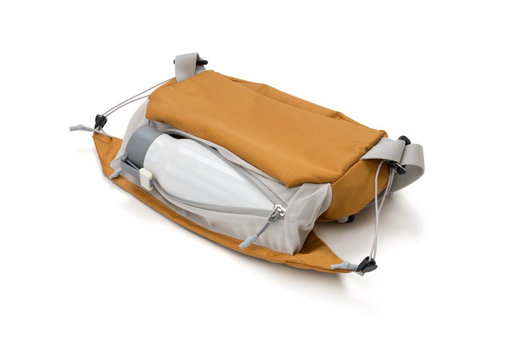 NIID NEO Nomad Sling | 見た目以上の収納力。ボトルも傘も、魔法の